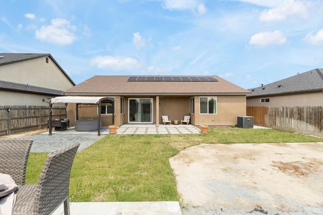 1371 W Sawtooth Place, Hanford, CA 93230