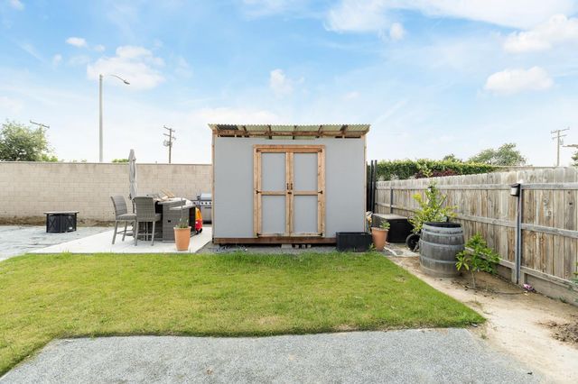 1371 W Sawtooth Place, Hanford, CA 93230