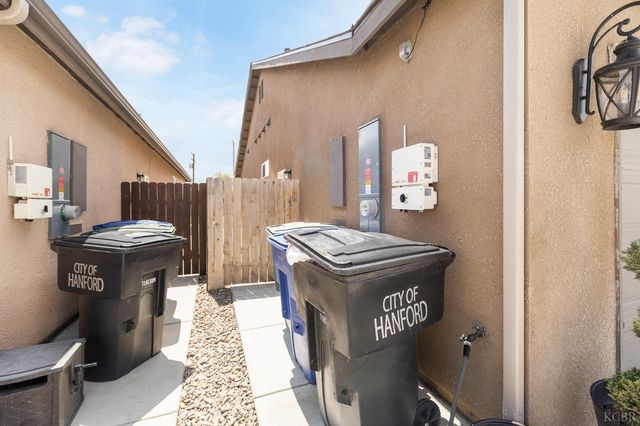 1371 W Sawtooth Place, Hanford, CA 93230