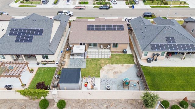 1371 W Sawtooth Place, Hanford, CA 93230