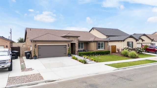 1371 W Sawtooth Place, Hanford, CA 93230