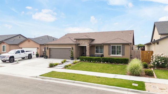 1371 W Sawtooth Place, Hanford, CA 93230