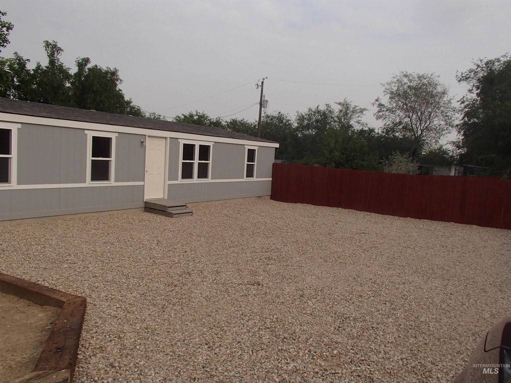5800 Sunset Dr, Nampa, ID 83686 photo 2