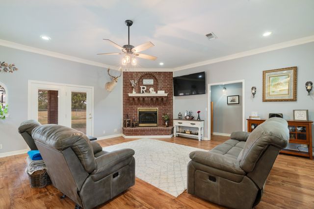 1005 E HWY 82, Blossom, TX 75416