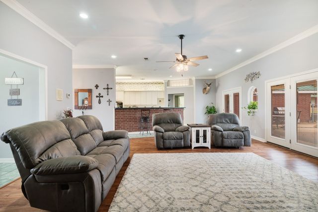 1005 E HWY 82, Blossom, TX 75416