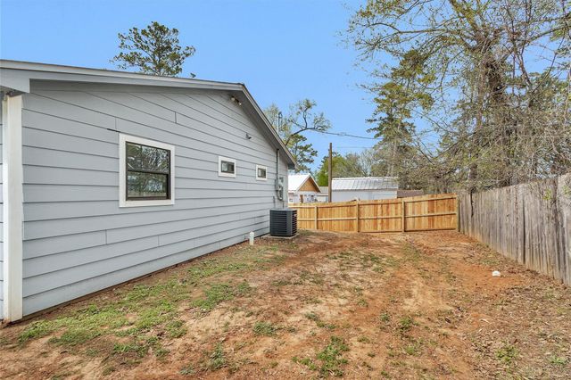 14236 E Ravine Run, Willis, TX 77318