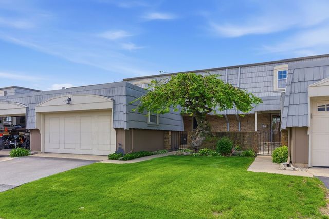 670 Versailles Circle D, Elk Grove Village, IL 60007