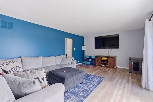 670 Versailles Circle D, Elk Grove Village, IL 60007