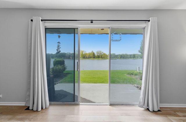 670 Versailles Circle D, Elk Grove Village, IL 60007