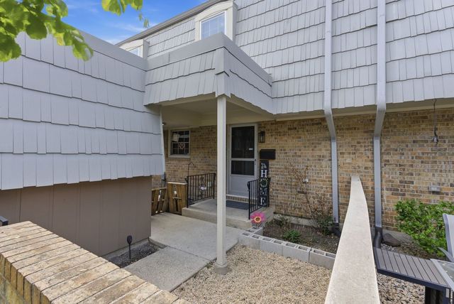 670 Versailles Circle D, Elk Grove Village, IL 60007