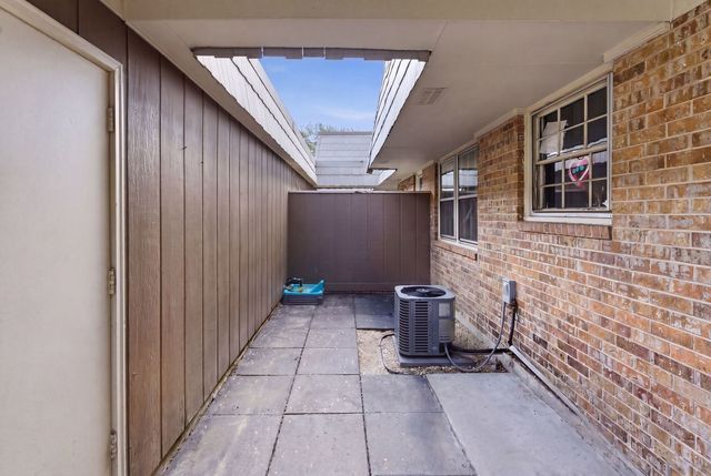 670 Versailles Circle D, Elk Grove Village, IL 60007