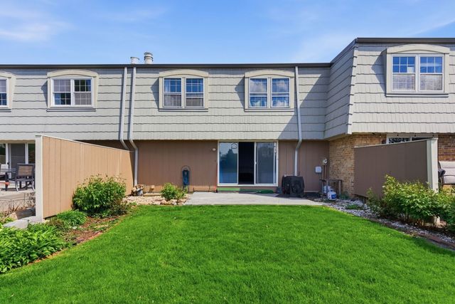 670 Versailles Circle D, Elk Grove Village, IL 60007