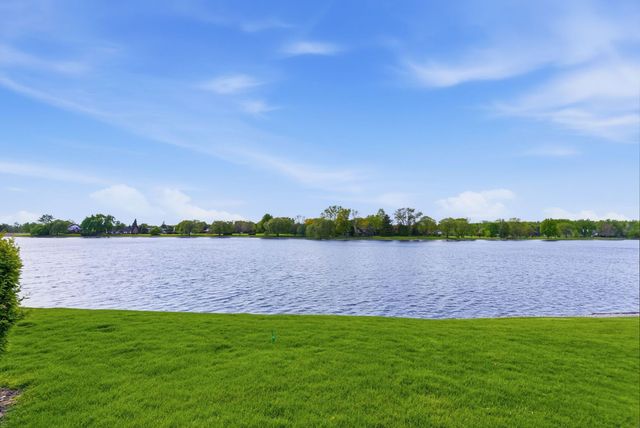 670 Versailles Circle D, Elk Grove Village, IL 60007