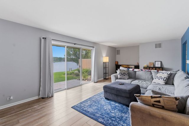 670 Versailles Circle D, Elk Grove Village, IL 60007