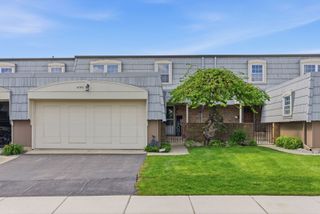 670 Versailles Circle D, Elk Grove Village, IL 60007