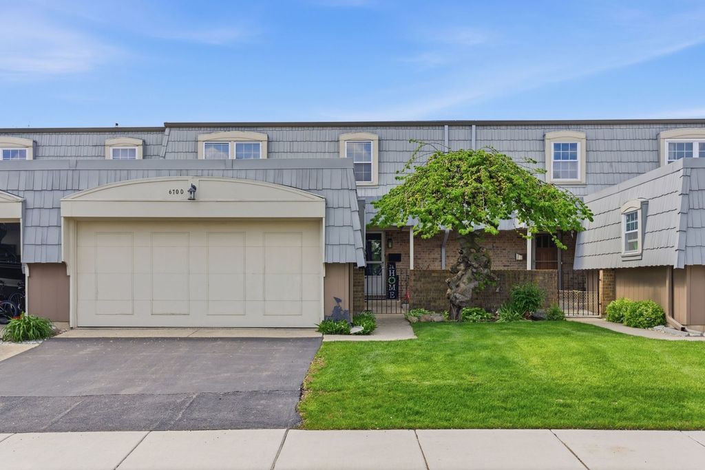 670 Versailles Circle D, Elk Grove Village, IL 60007