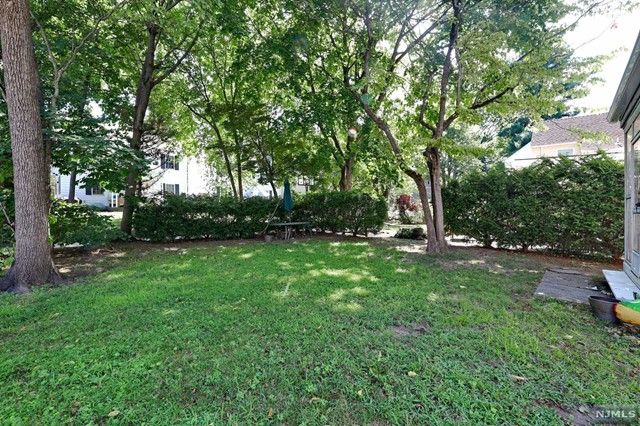 6 Arlington Place, Fair Lawn, NJ 07410