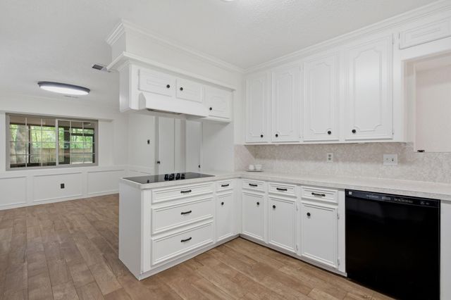 9 N Havenridge Drive, The Woodlands, TX 77381