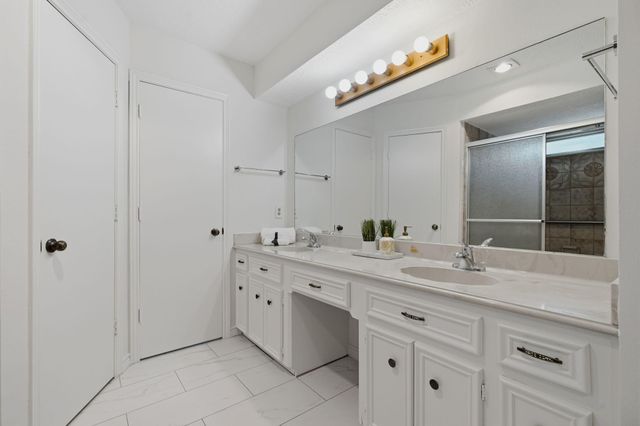 9 N Havenridge Drive, The Woodlands, TX 77381