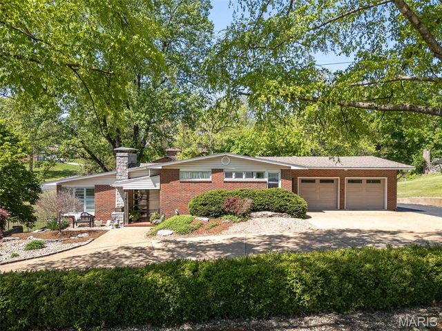 281 S 9th Street, East Alton, IL 62024