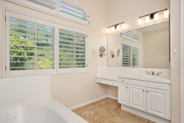 921 Ellesmere Way, Oak Park, CA 91377