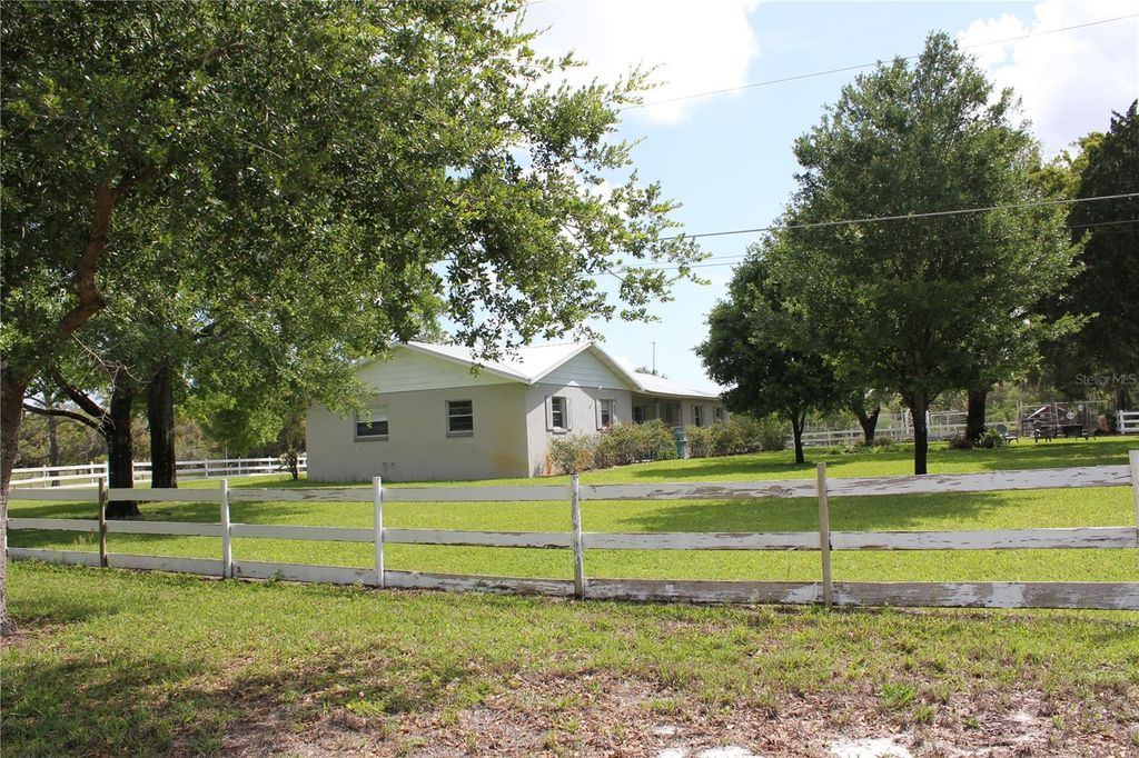 Image 8 of property listing at 8225 WAKEFORD ROAD, Lake Wales, FL 33898