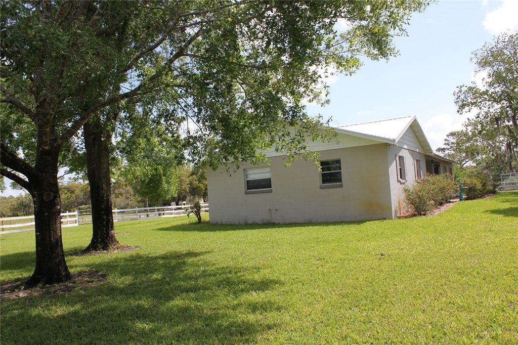Image 9 of property listing at 8225 WAKEFORD ROAD, Lake Wales, FL 33898