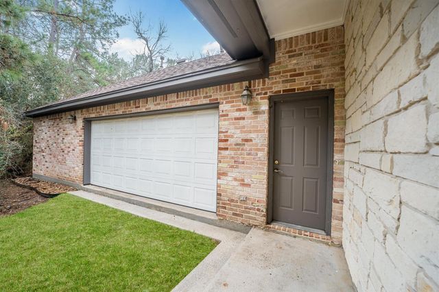 111 Whispering Meadow, Magnolia, TX 77355