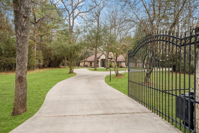 111 Whispering Meadow, Magnolia, TX 77355