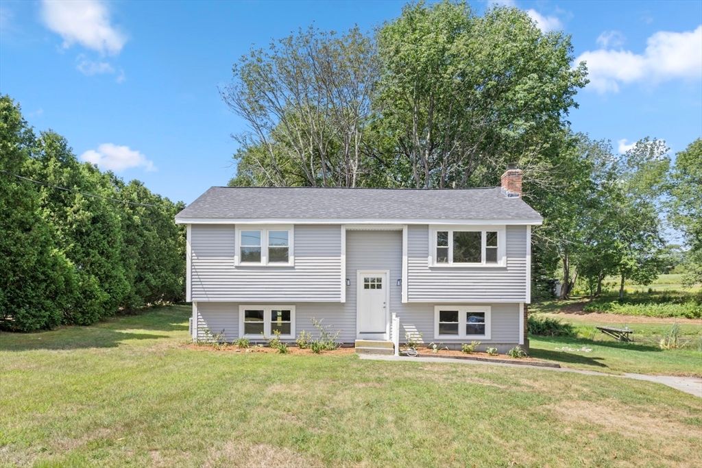 105 Birchwood Dr, Swansea, MA 02777