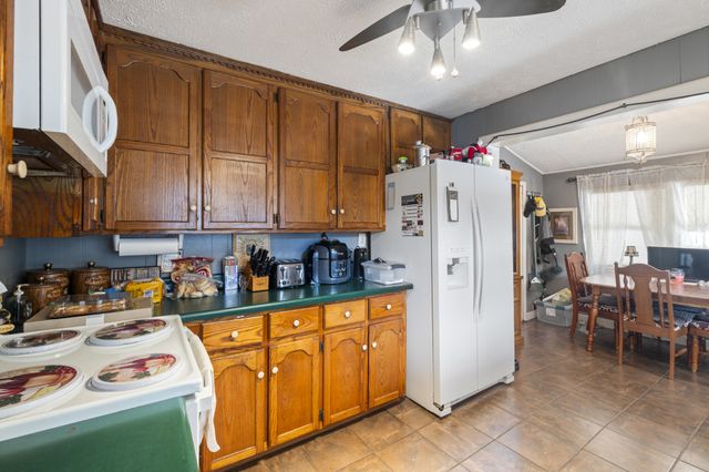 315 W Linden Ave, Hohenwald, TN 38462