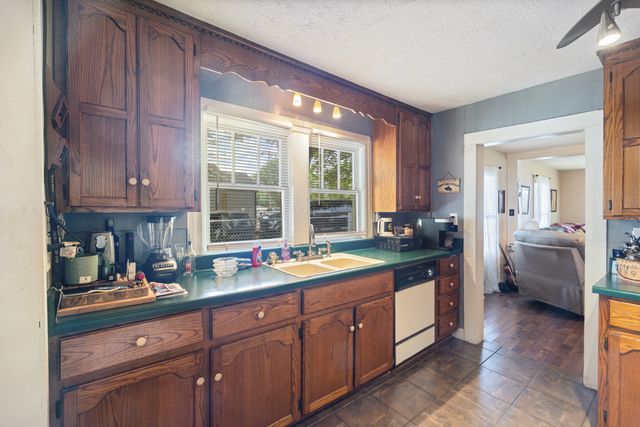 315 W Linden Ave, Hohenwald, TN 38462