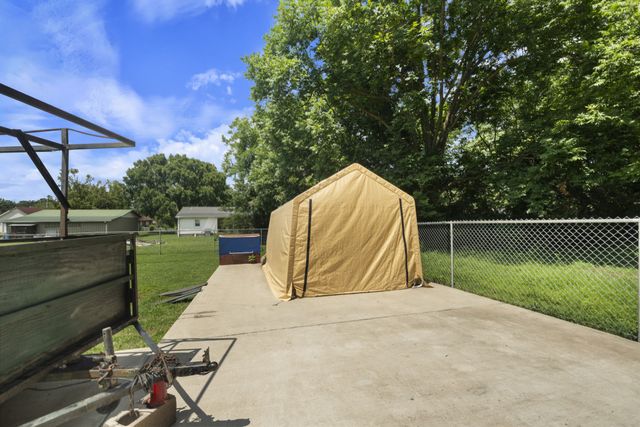 315 W Linden Ave, Hohenwald, TN 38462