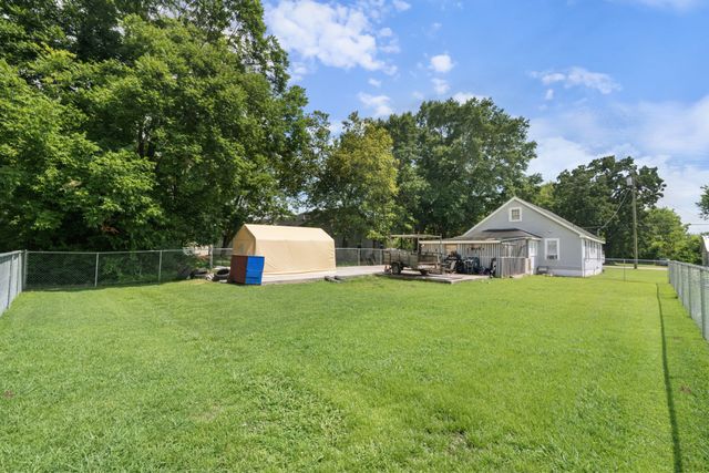 315 W Linden Ave, Hohenwald, TN 38462