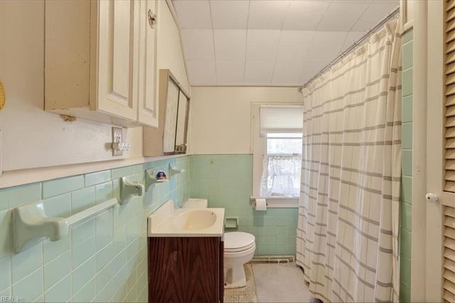 11 Aylwin RD, Portsmouth, VA 23702