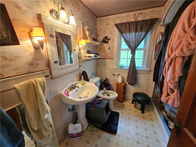 222 Crooked Run Rd, N Versailles, PA 15137