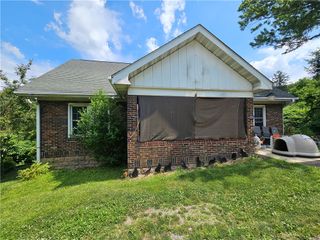 222 Crooked Run Rd, N Versailles, PA 15137