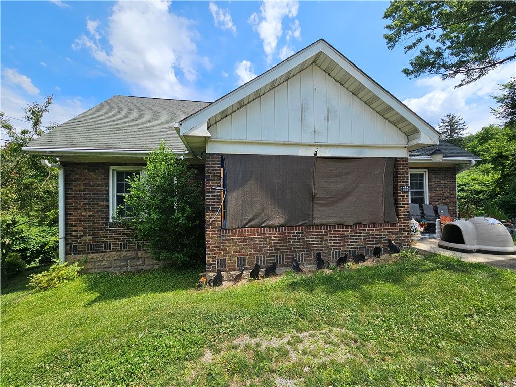 222 Crooked Run Rd, N Versailles, PA 15137