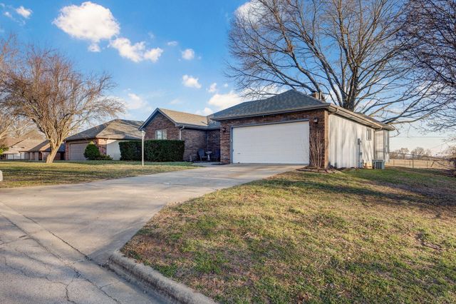 512 E Baldknobber Street, Nixa, MO 65714