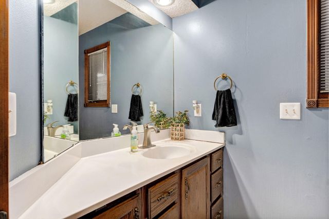 512 E Baldknobber Street, Nixa, MO 65714