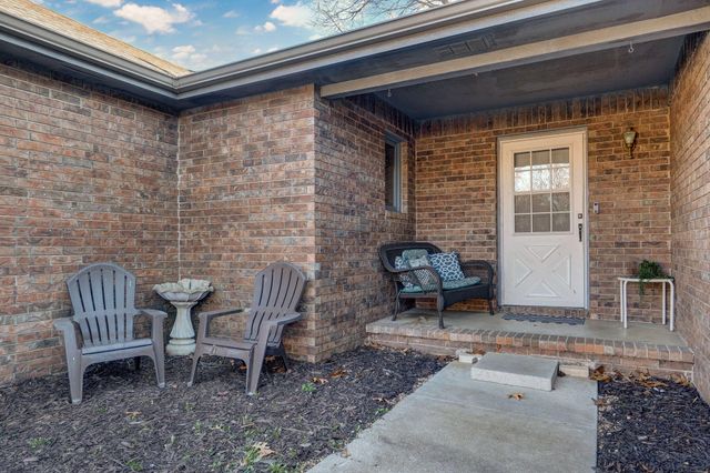 512 E Baldknobber Street, Nixa, MO 65714