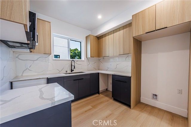 5209 W 20th Street B, Los Angeles, CA 90016