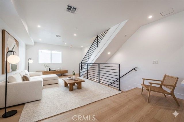 5209 W 20th Street B, Los Angeles, CA 90016