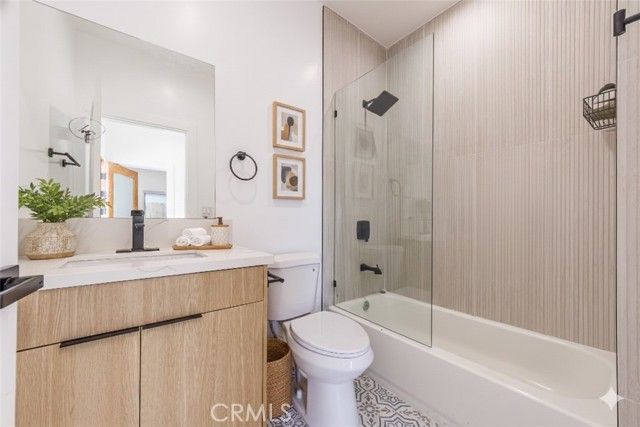 5209 W 20th Street B, Los Angeles, CA 90016