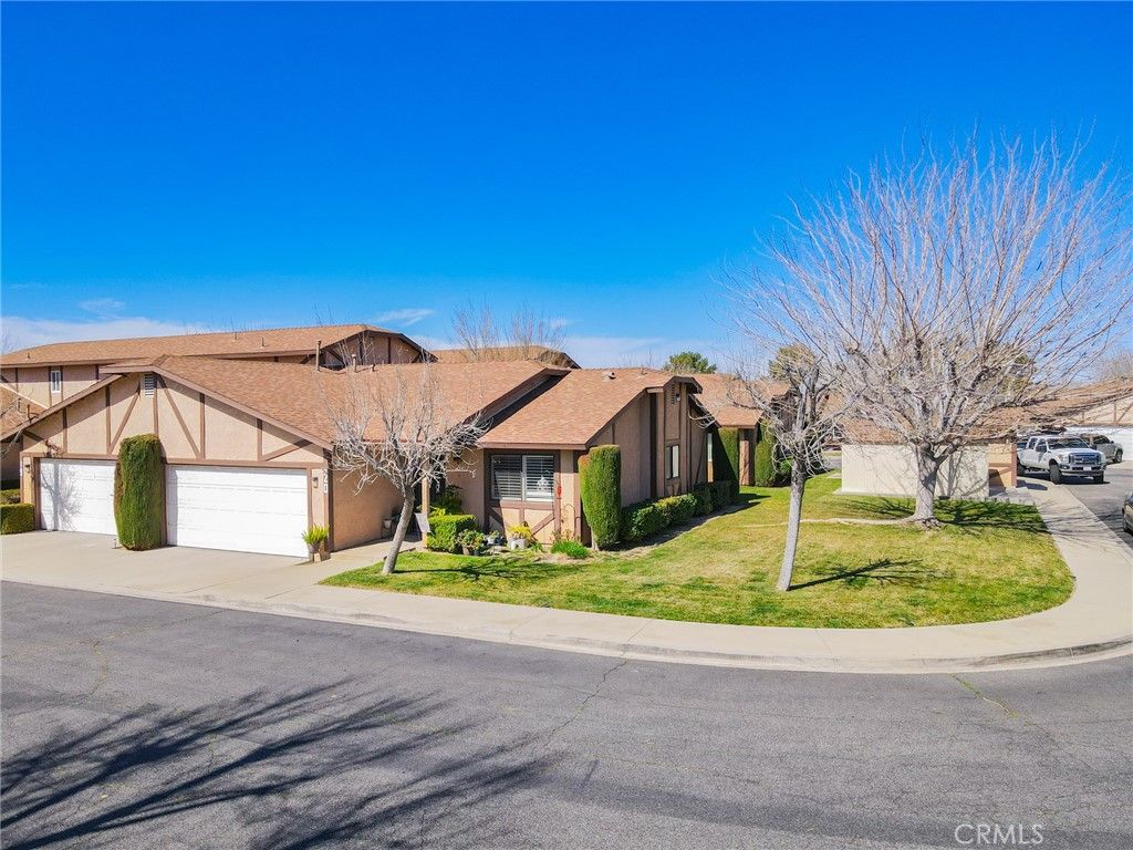 Image 2 of property listing at 43920 Bobby Jones 20, Lancaster, CA 93536