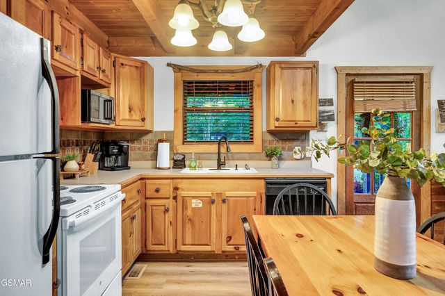2306 Wooddale Way, Sevierville, TN 37876