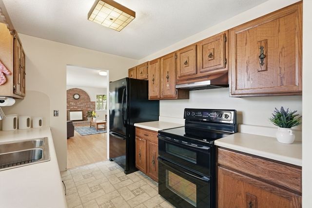13 Cider Mill Road, Leverett, MA 01054