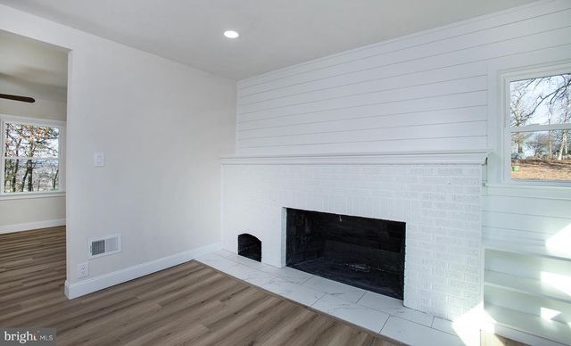 8050 CHAMBERS HILL RD, Harrisburg, PA 17111