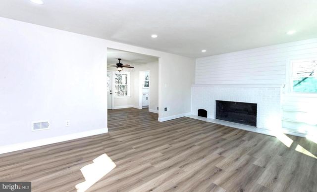 8050 CHAMBERS HILL RD, Harrisburg, PA 17111