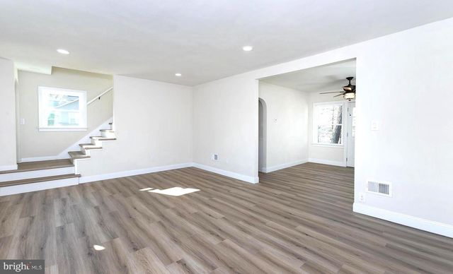 8050 CHAMBERS HILL RD, Harrisburg, PA 17111